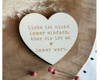 Holzschild als Herz mit Spruch: Liebe ist nicht immer einfach. Aber sie ist es... Herz-Anhänger zum Valentinstag, Jahrestag, Hochzeit, DIY