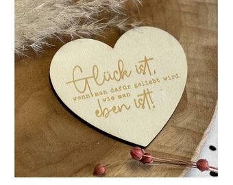 Holzschild als Herz: Glück ist, wenn man dafür geliebt wird, wie man eben ist! Herz-Anhänger zum Valentinstag, Jahrestag, Hochzeit, DIY