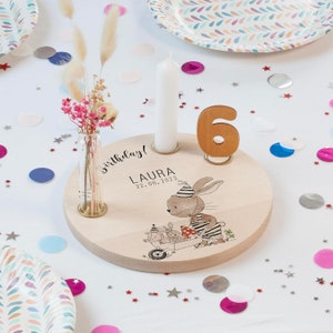 personalisierter Kerzenteller aus Holz Tiermotiv und Namen für Kinder Geburtstagsteller mit Kerze, Vase & Jahreszahlen (Hase mit Karre)