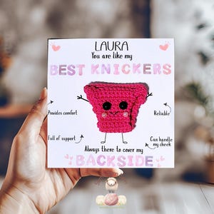Könnte beinhalten: Eine quadratische Karte mit dem Text "LAURA You are like my BEST KNICKERS" und einer Cartoon-Darstellung von rosa gehäkelter Unterwäsche. Die Karte sagt auch "Provides comfort", "Full of support", "Reliable", "Can handle my cheek" und "Always there to cover my BACKSIDE".