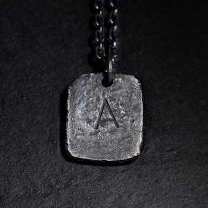 Colgante con inicial personalizado de plata esterlina oxidada para hombre / Collar con letra con sello rústico hecho a mano como regalo de aniversario o cumpleaños para hombre