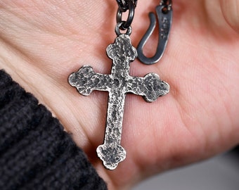 Collar con cruz ortodoxa para hombre, colgante bizantino hecho a mano en plata oxidada.
