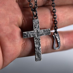 Rotstextuur zilveren kruis herenketting / Vaderdagcadeau/zwarte rustieke handgemaakte mannelijke kruishanger