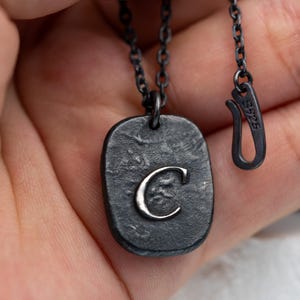 Colgante con inicial personalizado, dibujo personalizado, regalo de cumpleaños / Collar de plata oxidada texturizada / Collar con letra de hombre hecho a mano