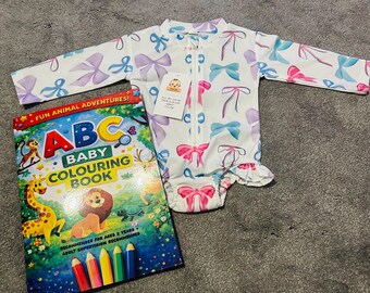 Conjunto para Bebê Menina: Maiô com Laço + Livro de Colorir ABC (6-9 meses)