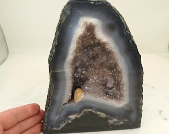 Geoda catedral colorida de ágata azul, amatista púrpura, cuarzo y calcita de 21 cm de altura, procedente de Brasil, 4 kg.
