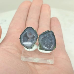 Op de afbeelding: Een set van drie keramische nestkommen in blauwe, groene en witte tinten. De kommen hebben een gespikkelde glazuur en een eenvoudig, modern ontwerp. De grootste kom heeft een diameter van ongeveer 18 cm.