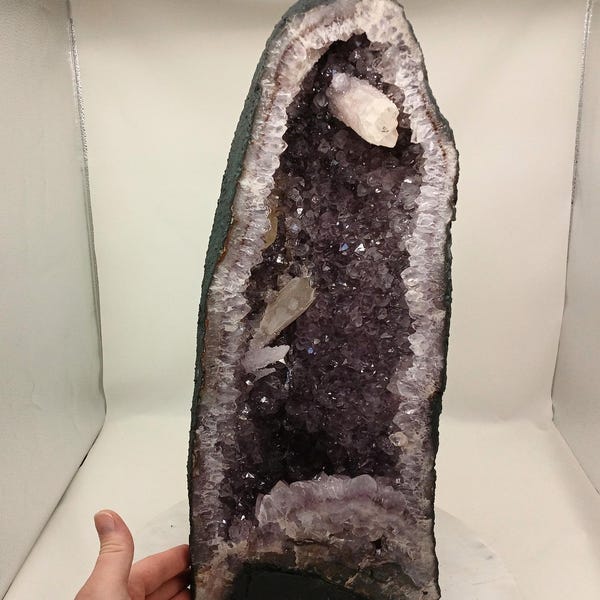 Geoda catedral grande de cuarzo amatista púrpura con calcita de 47,6 cm de altura, procedente de Brasil, 17,7 kg, precio con pequeños defectos.