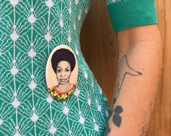 Broche cultural Nina Simone fondo beige y su libro electrónico Accroche-coeur