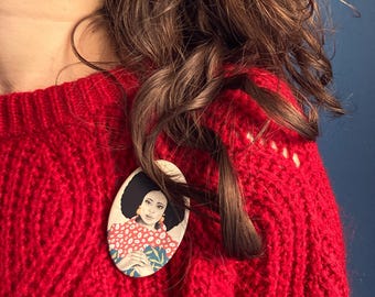 Broche cultural Chimamanda Ngozi Adichie y su libro cultural The Heart Hook