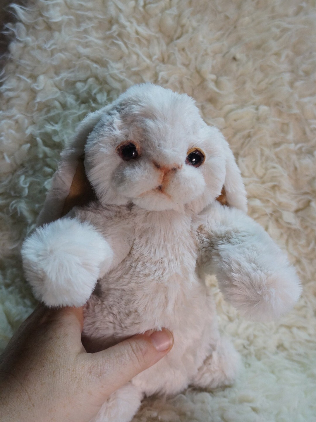 Lapin électronique Réaliste En Peluche - Saute, Tremble Et Secoue Les Oreilles