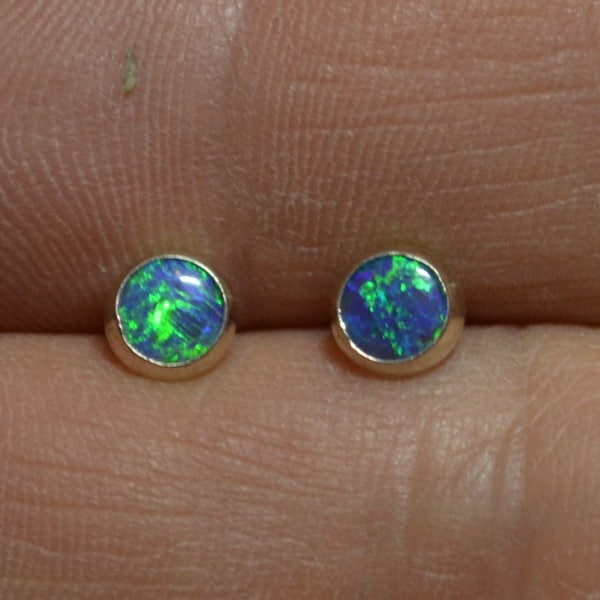 Boucles d'oreilles Dainty Silver Opal Stud, Opale bleue