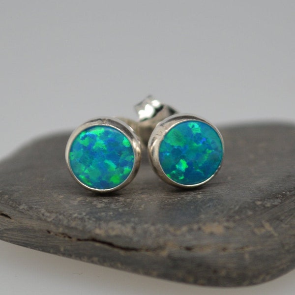 Boucles d'oreilles rondes en argent avec opale, opale de feu bleu foncé