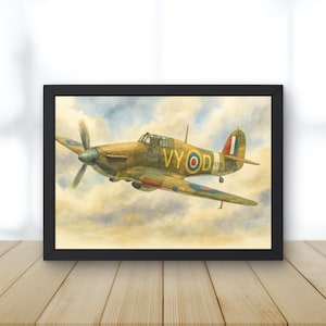 Könnte beinhalten: Ein gerahmter Druck eines Vintage-Militärflugzeugs im Flug. Das olivgrüne Flugzeug hat einen Propeller und ist vor einem bewölkten Himmel zu sehen. Das Flugzeug trägt die Aufschrift "VYOD" und "P3700" an der Seite.