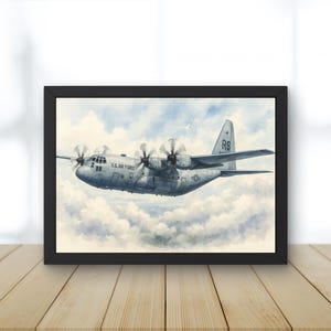 Peut inclure: Une impression encadrée à l'aquarelle d'un avion C-130 Hercules de l'US Air Force en vol. L'avion est bleu clair avec quatre hélices et le texte "U.S. AIR FORCE" est visible. Le fond représente un ciel nuageux.