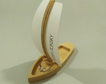 Velero de juguete de madera contrachapada de abedul: regalo de navegación personalizado