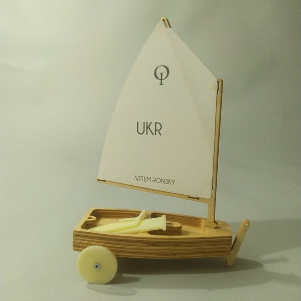 Miniatura de barco à vela Optimist
