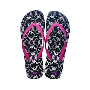 Flip flops with synchronized swimmers print
