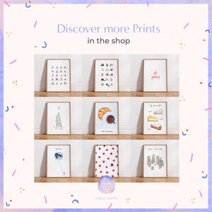 Puede incluir: Un collage de nueve impresiones de acuarela enmarcadas que presentan varios dise&ntilde;os, incluyendo un croissant y caf&eacute;, una pila de libros, un horizonte de la ciudad y un patr&oacute;n de puntos rojos. Las impresiones se muestran en una pared blanca con un suelo de madera.