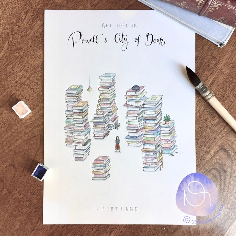 Op de afbeelding: Een aquarel-illustratie van een stad gemaakt van gestapelde boeken, met de tekst "Get lost in Powell's City of Books - Portland" bovenaan en onderaan de afbeelding.