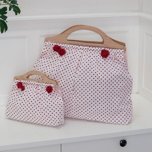 Sac à main romantique et intemporel pour femme en tissu à pois avec poignée en bois et roses cousues à la main. Sac à l’envers.