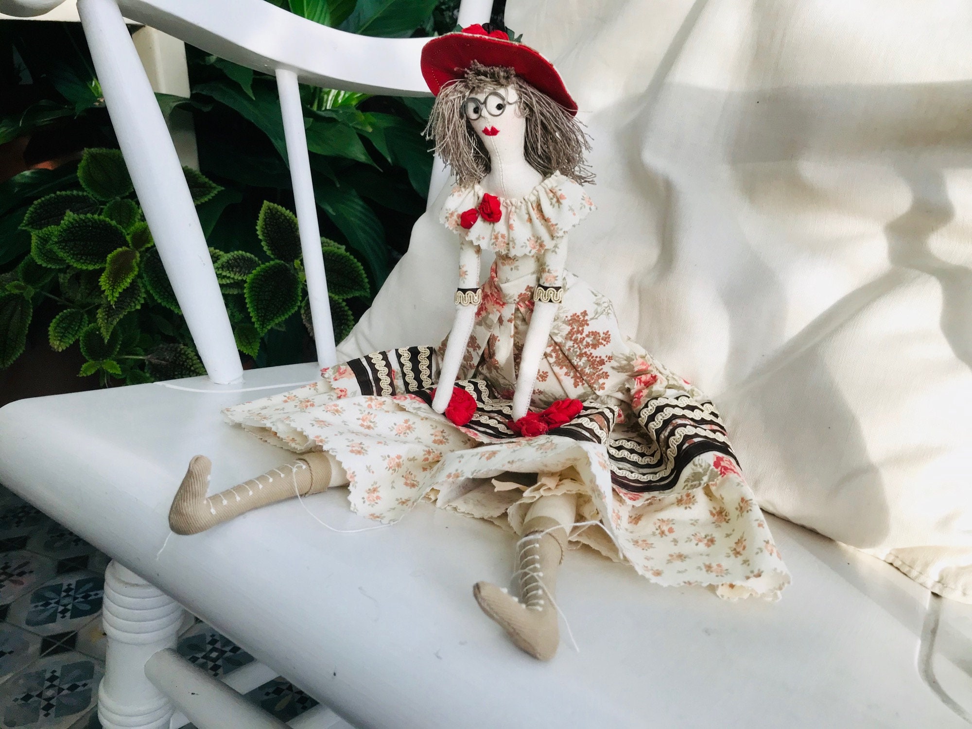 MATYLDA ist eine Brille die handgemachte Stoffpuppe mit ...