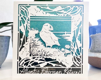 Carte de voeux artistique impression macareux macareux « retour du pêcheur de l'Atlantique » 125 x 125 carrés macareux côte par Jessica Thomas