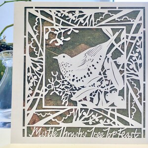 Tarjeta de felicitación artística con impresión 'El banquete en la copa del árbol del Zorzal Mistle', obra de Jessica Thomas, 135 x 135 mm