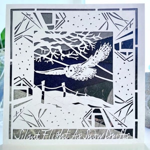 Carte de voeux artistique IMPRESSION Chouette hulotte, oeuvre d'art « Silent Flight As Snow Drifts » par Jessica Thomas 125 x 125 mm