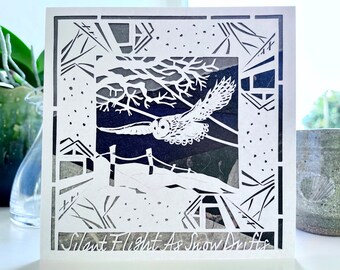 Carte de voeux artistique IMPRESSION Chouette hulotte, oeuvre d'art « Silent Flight As Snow Drifts » par Jessica Thomas 125 x 125 mm