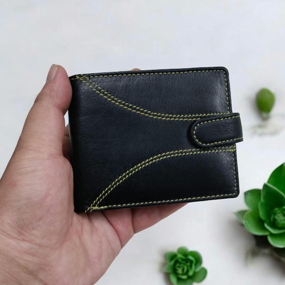 Portafoglio in pelle nera con chiusura a linguetta Portafoglio