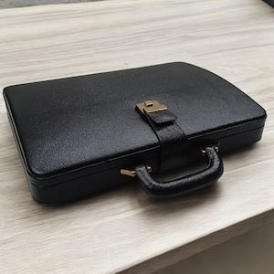 Maletín de cuero personalizado en color negro con grabado personalizado l Maleta de cuero para hombre l Cerradura de combinación l Estuche rígido de terciopelo estilo vintage