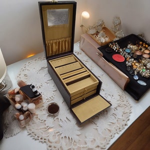 Joyero de cuero con 3 bandejas, estuche grande para joyas con cajones, organizador de viaje para relojes, pulseras, anillos y joyas con cerradura Ameit
