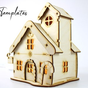 Puede incluir: Una casa de Navidad de madera con una torre, ventanas y una puerta. La casa est&aacute; iluminada desde el interior, creando un brillo c&aacute;lido. La casa est&aacute; hecha de madera marr&oacute;n claro y tiene un techo blanco.