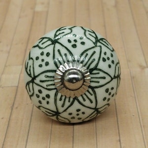 Green and White Floral Round Shape Hand Painted Ceramic knobs / Ceramic Drawer Pulls / Cabinet Knobs/ Kitchen Cabinet Door Handles