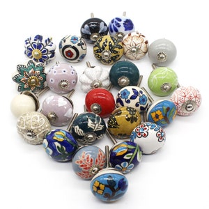 Peut inclure: Assortiment de 20 boutons de cabinet en céramique avec différents motifs floraux et géométriques dans des tons de bleu, vert, rouge, jaune, blanc et gris. Chaque bouton a une base en métal argenté.