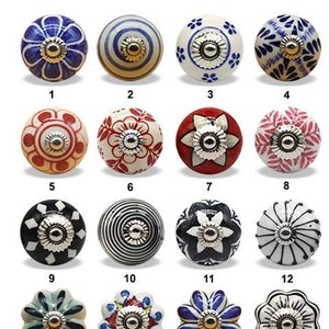 Peut inclure: Ensemble de 16 boutons de cabinet en céramique avec différents motifs et couleurs. Les boutons présentent une variété de motifs, notamment des motifs floraux, géométriques et abstraits. Les boutons sont disponibles dans une gamme de couleurs, notamment le bleu, le rouge, le vert et le blanc.