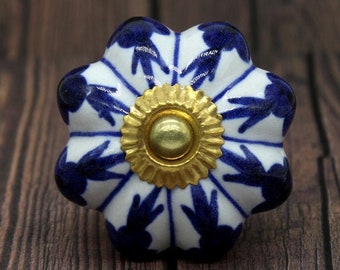 Manopole in ceramica dipinta a mano a forma floreale blu e bianca / Tiri per cassetti in ceramica / Manopole per armadi / Maniglie per porte per armadi da cucina