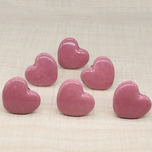 Op de afbeelding: Zes roze keramische trekknoppen in de vorm van een hart.