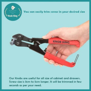 K&ouml;nnte beinhalten: Ein rotes und schwarzes Werkzeug mit roten Griffen, beschriftet mit "Knob King", zum K&uuml;rzen von Schrauben. Der Text "You can easily trim screw in your desired size" befindet sich &uuml;ber dem Werkzeug. Der Text "Our Knobs are useful for all size of cabinet and drawers. Screw size is 3cm to 5cm longer. It will be trimmed in few seconds as per your need." befindet sich unter dem Werkzeug.