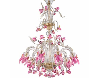 Può includere: Un lampadario in vetro trasparente con accenti floreali rosa. Il lampadario ha più livelli di bracci curvi adornati con fiori rosa e foglie di vetro trasparente. L'apparecchio è sospeso a una catena color oro e presenta accenti color oro.