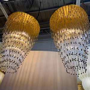Set van 2 Italiaanse moderne kroonluchters uit het midden van de eeuw met hangende glaskralensnaren, grote luxe verlichting, extra grote kroonluchters van Murano