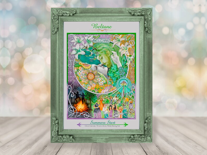 K&ouml;nnte beinhalten: Ein gerahmter Druck einer farbenfrohen Illustration, die das keltische Fest Beltane darstellt. Das Bild zeigt ein Paar, das sich umarmt, umgeben von Blumen, einem Lagerfeuer und anderen Symbolen des Fr&uuml;hlings und der Fruchtbarkeit. Der Titel "Beltane" und der Text "Summer's Start" sind oben und unten auf dem Druck sichtbar.