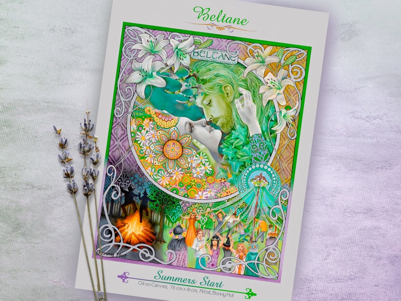 K&ouml;nnte beinhalten: Ein farbenfrohes &Ouml;lgem&auml;lde auf Leinwand, das ein Paar zeigt, das sich unter einem floralen Torbogen umarmt. Das Gem&auml;lde tr&auml;gt den Titel "Beltane" und "Summers Start" und enth&auml;lt den Text "&Ouml;l auf Leinwand, 76 cm x 6 cm, Pitet BonnyMut".