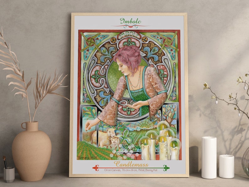 Peut inclure: Impression d'art encadr&eacute;e repr&eacute;sentant une femme aux cheveux roses en robe verte, entour&eacute;e de bougies et de moutons. L'&oelig;uvre comprend le texte "Imbolc" et "Candlemass". La peinture mesure 76 cm x 61 cm.