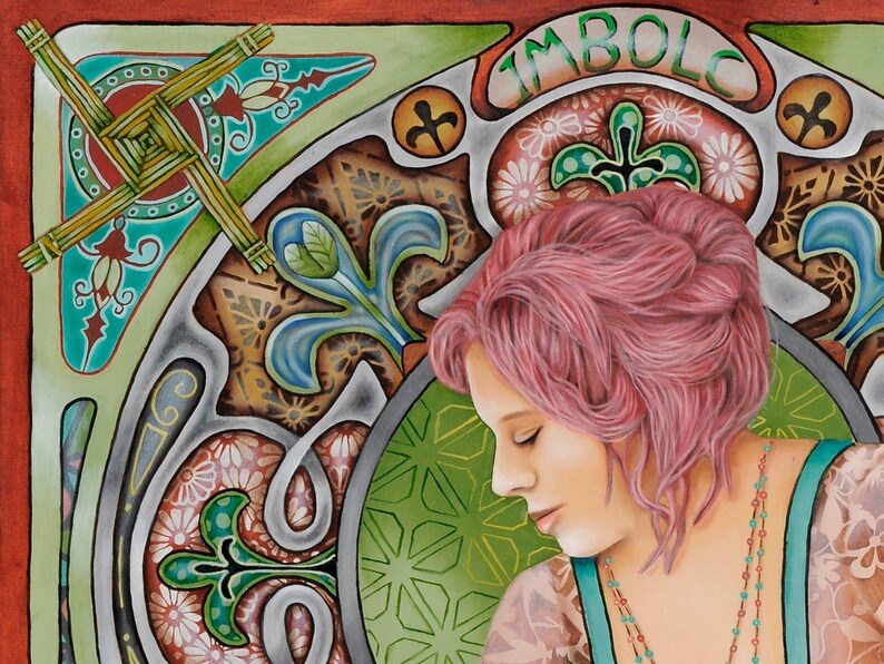 Peut inclure: Peinture artistique repr&eacute;sentant une femme aux cheveux roses, orn&eacute;e d'un collier de perles, sur fond de motifs celtiques complexes. Le mot "IMBOLC" est visible dans l'&oelig;uvre, avec une palette de couleurs vives de verts, de rouges et de bruns.