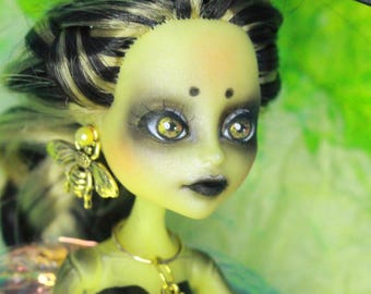Bee Queen Doll Custom Bee OOAK Bee Art Doll: Susikaによるモンスターハイ人形のリペイントカスタム