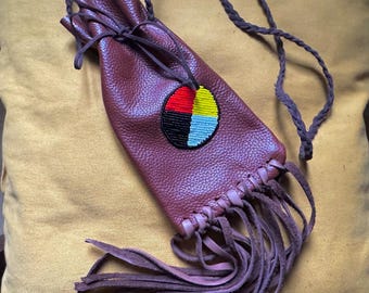 Sac à pharmacie fait main avec franges et perles de chaquira pour roue médicinale dans les quatre directions