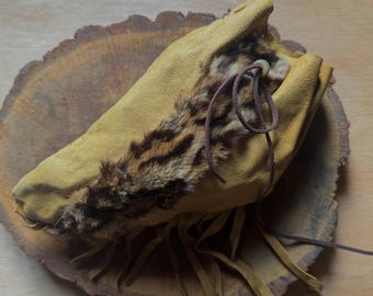 Sac à pharmacie à franges avec fourrure de léopard recyclée - Pochette sacrée (23 cm)
