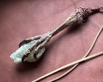 Pendentif talisman chamanique avec griffes de faucon et cristal de chrysoprase brut